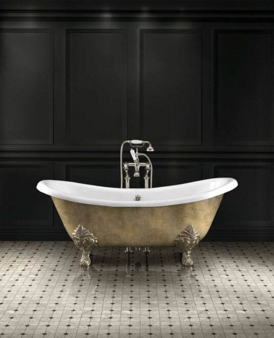 Baignoire en fonte « Lamé » recouverte de papier aluminium vieilli. Chez Devon&Devon