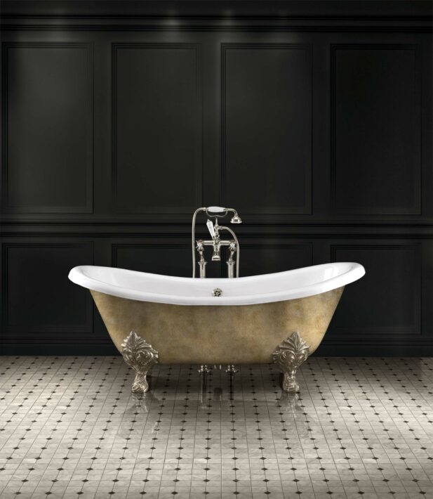 Baignoire en fonte « Lamé » recouverte de papier aluminium vieilli. Chez Devon&Devon