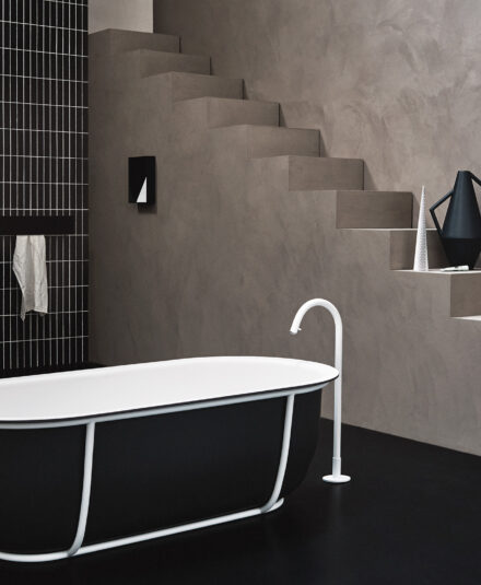 Cuna conçu par Patricia Urquiola pour Agape est une baignoire en solid surface avec structure portante en acier inox tubulaire.