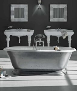 Baignoire en fonte, ambiance rétro dans la salle de bains
