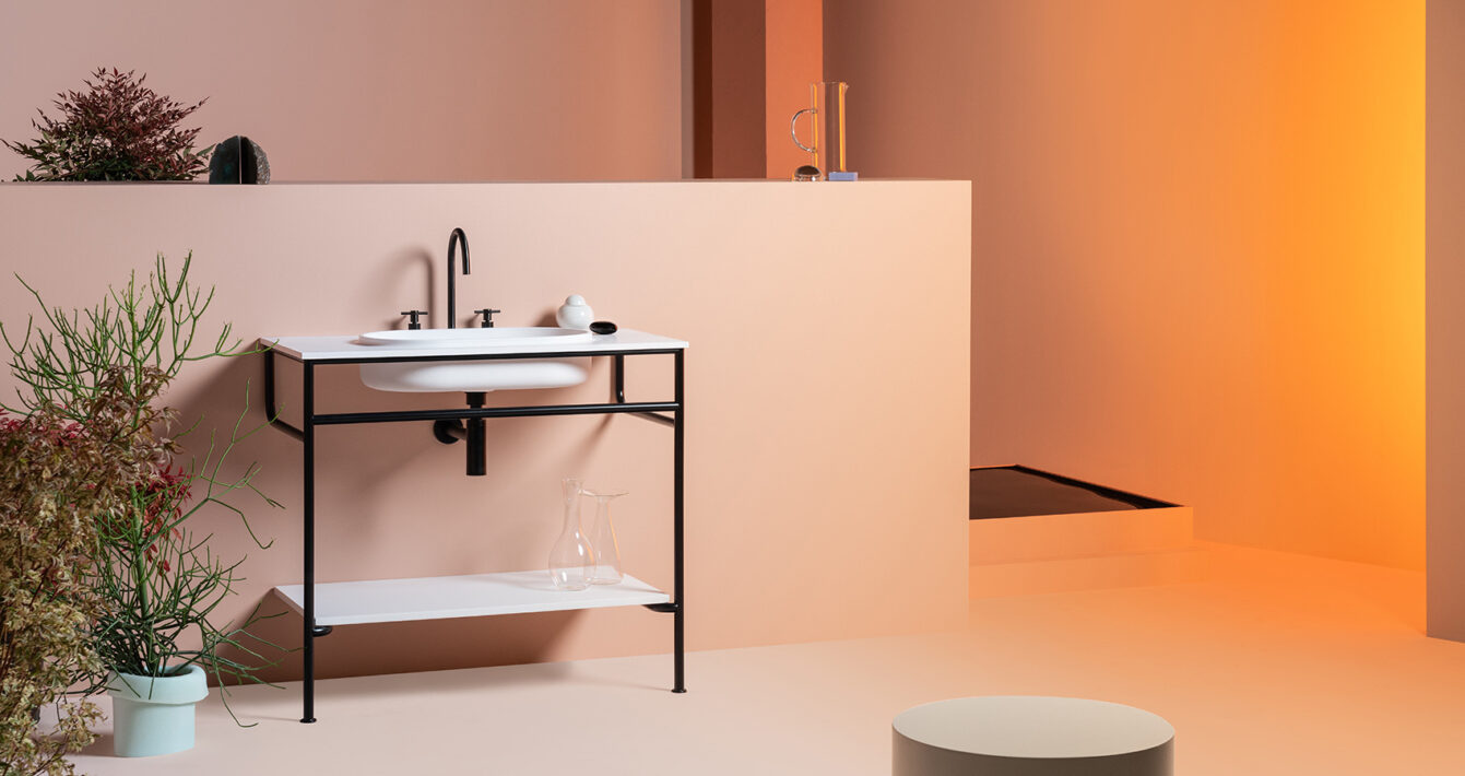Meuble de salle de bains avec piètement et vasque mouléé_collection Rise de chez Zucchetti