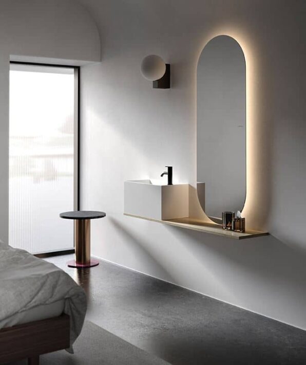 Pour optimiser les petits espaces, choisissez une vasque suspendue sur plan avec grand miroir rétroéclairé - Collection Cielo disponible chez Hydropolis