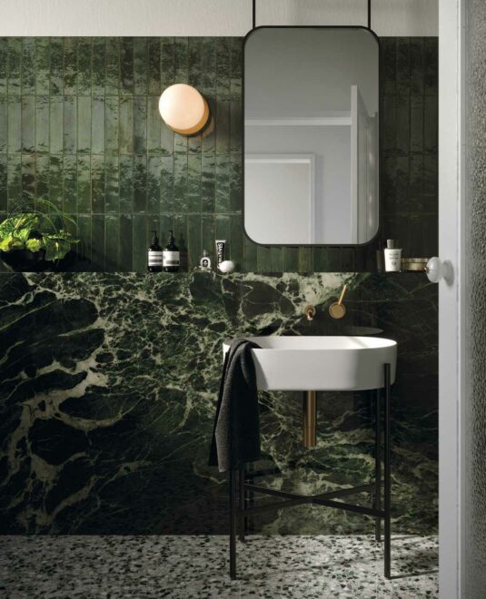 Carrelage en grès cérame, inspiration marbre et zellige pour la salle de bains