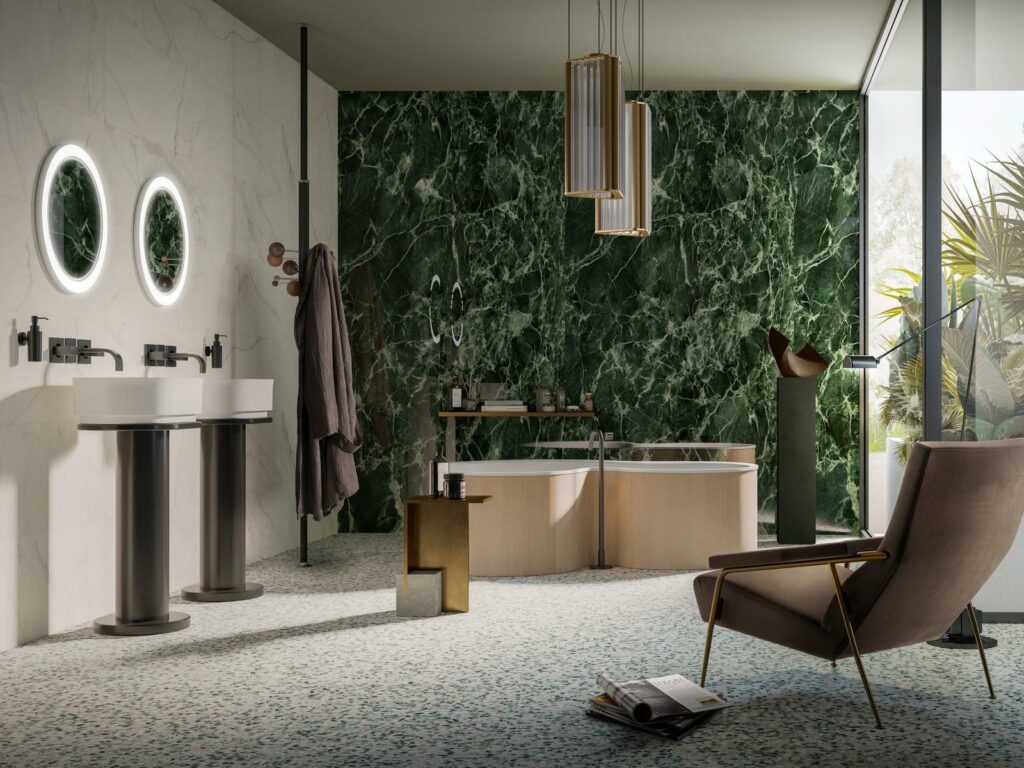 Ambiance élégante et raffinée pour cette salle de bains composée d'un sol en Terrazzo et d'un revêtement mural en grès cérame, effet marbre vert de chez Marazzi. Une collection à retrouver chez Hydropolis.
