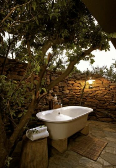 Inspiration : Une salle de bains installée au fond du jardin - Pinterest