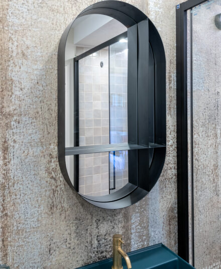 Renovation of a small bathroom - Mas de l'Oulivié project by Hydropolis - Baux de Provence - Scarabeo oval mirror