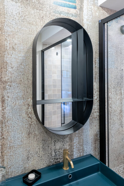 Renovation of a small bathroom - Mas de l'Oulivié project by Hydropolis - Baux de Provence - Scarabeo oval mirror