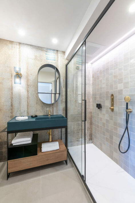 Renovation of a small bathroom by Hydropolis- Mas de l'Oulivié project - Baux de Provence