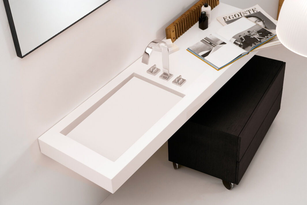 L'un des principaux avantages du Corian® est la possibilité de créer une surface complète et continue qui incorpore des lavabos ou des vasques - Lavabo simple suspendu avec plan intégré sans bonde en Corian®_Hidrobox Chez Hydropolis