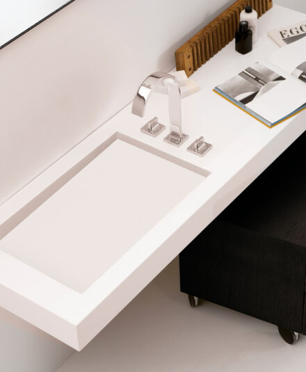 L'un des principaux avantages du Corian® est la possibilité de créer une surface complète et continue qui incorpore des lavabos ou des vasques - Lavabo simple suspendu avec plan intégré sans bonde en Corian®_Hidrobox Chez Hydropolis