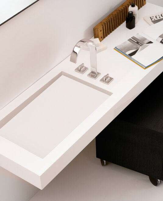 L'un des principaux avantages du Corian® est la possibilité de créer une surface complète et continue qui incorpore des lavabos ou des vasques - Lavabo simple suspendu avec plan intégré sans bonde en Corian®_Hidrobox Chez Hydropolis