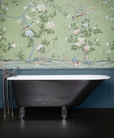 Ambiance So Britsh, pour cette salle de bains avec baignoire en fonte de chez Drummonds et papier peint floral au mur