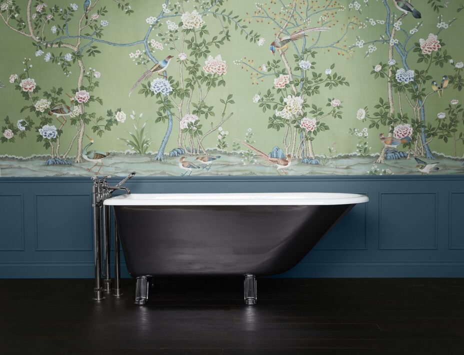 Ambiance So Britsh, pour cette salle de bains avec baignoire en fonte de chez Drummonds et papier peint floral au mur