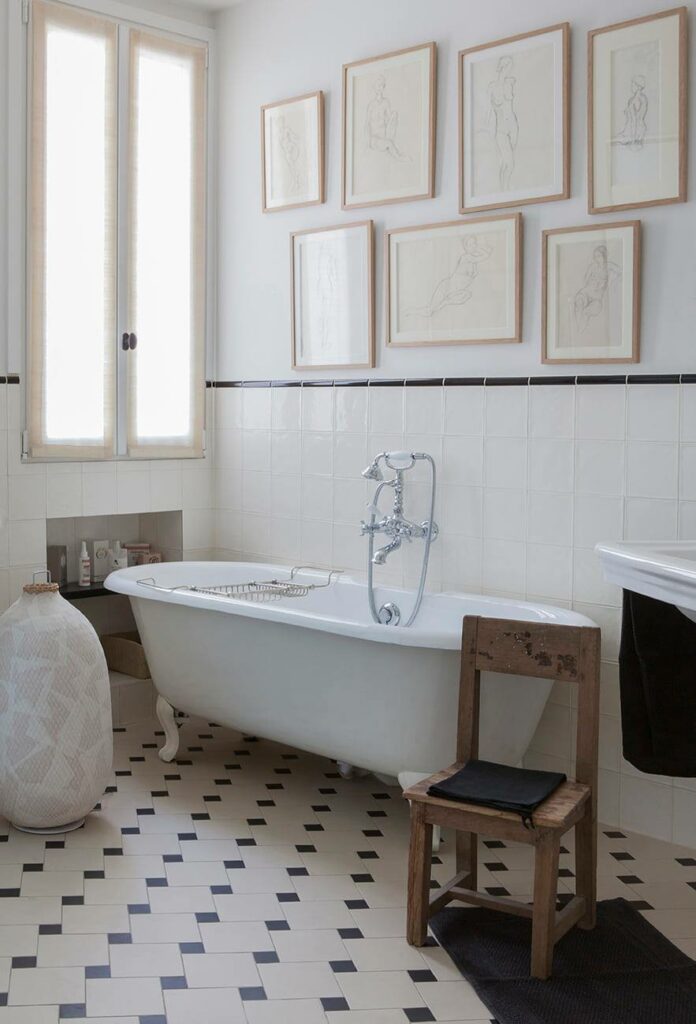 Baignoire en fonte et ambiance rétro dans la salle de bains avec un carrelage mural blanc 10x10 et des carreaux de ciment au sol- Par Devon&Devon