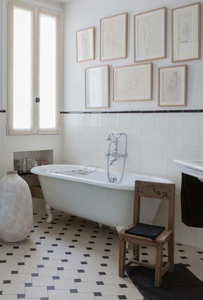 Baignoire en fonte et ambiance rétro dans la salle de bains avec un carrelage mural blanc 10x10 et des carreaux de ciment au sol- Par Devon&Devon Baignoire en fonte et ambiance rétro dans la salle de bains avec un carrelage mural blanc 10x10 et des carreaux de ciment au sol- Par Devon&Devon