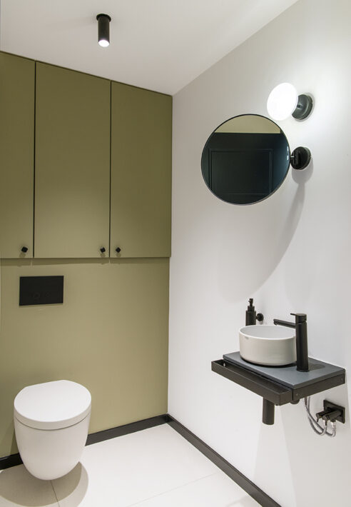Pour optimiser l'espace disponibles dans vos toilettes, pensez à utiliser vos murs en créant des placards ou avec du mobiliers suspendus - Projet Sainte-Victoire par Hydropolis