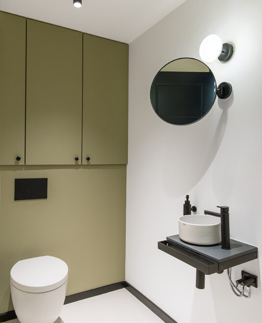 Pour optimiser l'espace disponibles dans vos toilettes, pensez à utiliser vos murs en créant des placards ou avec du mobiliers suspendus - Projet Sainte-Victoire par Hydropolis
