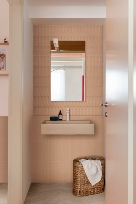 Dans les petites salles de bains, préférez un revêtement de sol uni