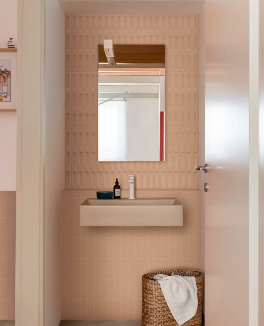 Pour les sols dans les petites salles de bains, comme pour les murs, il est préférable de privilégier des couleurs claires et surtout une unité qui offre davantage de simplicité.