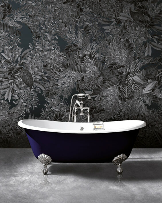 Une salle de bains rétro avec baignoire en fonte et papier peint mural - Collection Devon&Devon