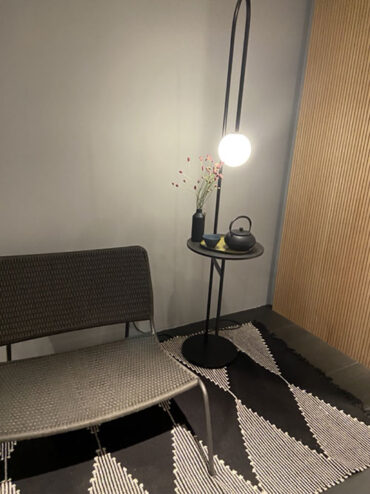 La salle de bains prend des allures de salon avec l'intégration de fauteuils, tapis ou luminaires pour toujours plus de conforts. Inspiration chez Vismaravetro à la design week de Milan 2022.