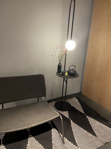 La salle de bains prend des allures de salon avec l'intégration de fauteuils, tapis ou luminaires pour toujours plus de conforts.  Inspiration chez Vismaravetro à la design week de Milan 2022.