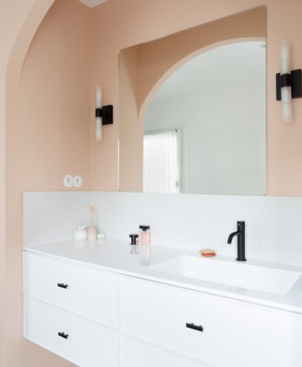 Master bathroom: creation of an arch to house the white double washbasin wall unit. Made-to-measure design near Paris. Hydropolis