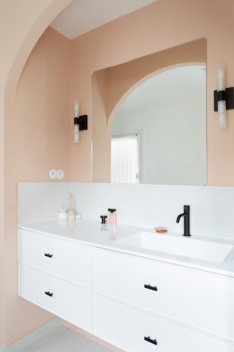 Master bathroom: creation of an arch to house the white double washbasin wall unit. Made-to-measure design near Paris. Hydropolis