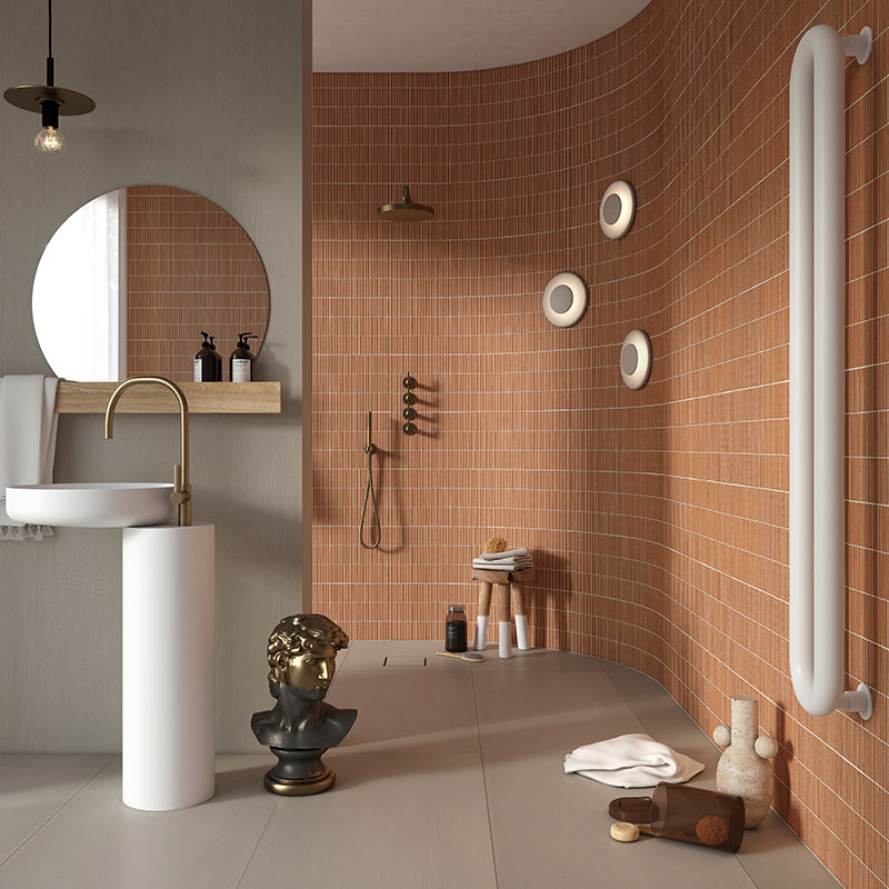 Une jolie réalisation de salle de bains avec mur incurvé réalisé en brique de terre cuite de chez Fragmenti Cotto(13x48mm) - Disponible chez Hydropolis, agenceurs de salles de bains sur mesure