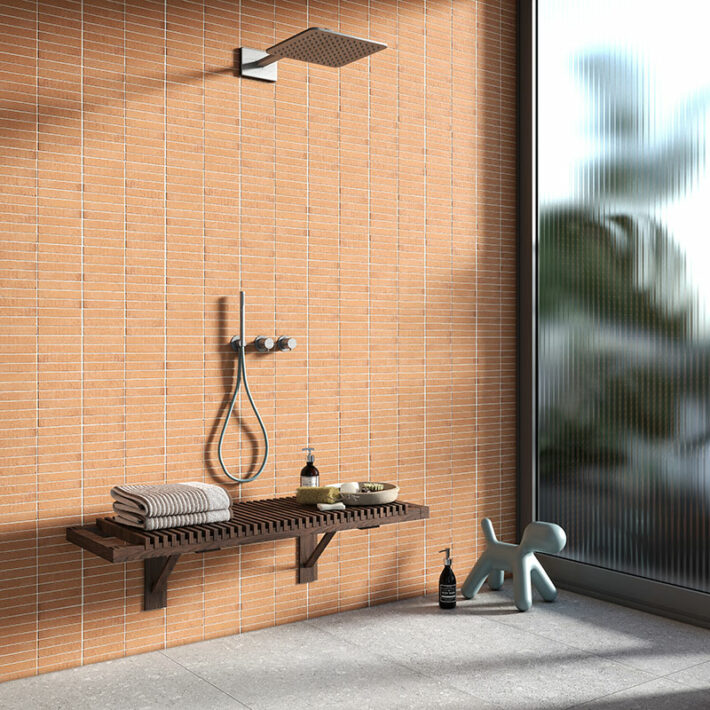 Total look terre cuite pour cette salle de bains qui offre chaleur et modernité. Disponible chez Hydropolis