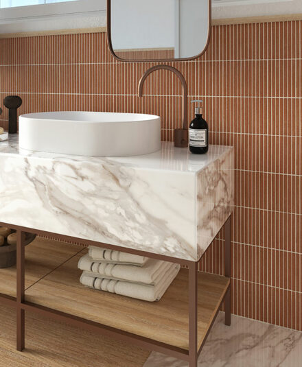 Dans cette salle de bains, mariage parfait entre le marbre et la terre cuite artisanale de chez Fragmenti Cotto(13x98mm-pose verticale) - Disponible chez Hydropolis
