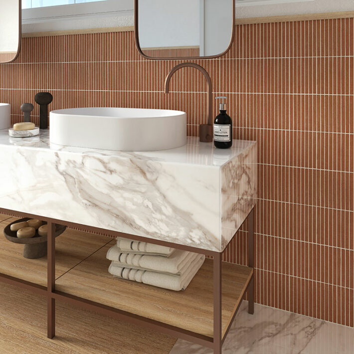 Dans cette salle de bains, mariage parfait entre le marbre et la terre cuite artisanale de chez Fragmenti Cotto(13x98mm-pose verticale) - Disponible chez Hydropolis