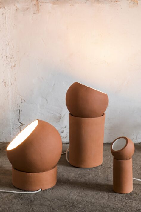 La terre cuite est l’un des matériaux préférés de la jeune décoratrice et céramiste belge Lauren Van Driessche. Elle a conçu une lampe en terracotta pour la marque belge Serax ainsi qu’une ‘folding lamp’ sous son propre nom. Tout est fait à la main dans son atelier à Genk.