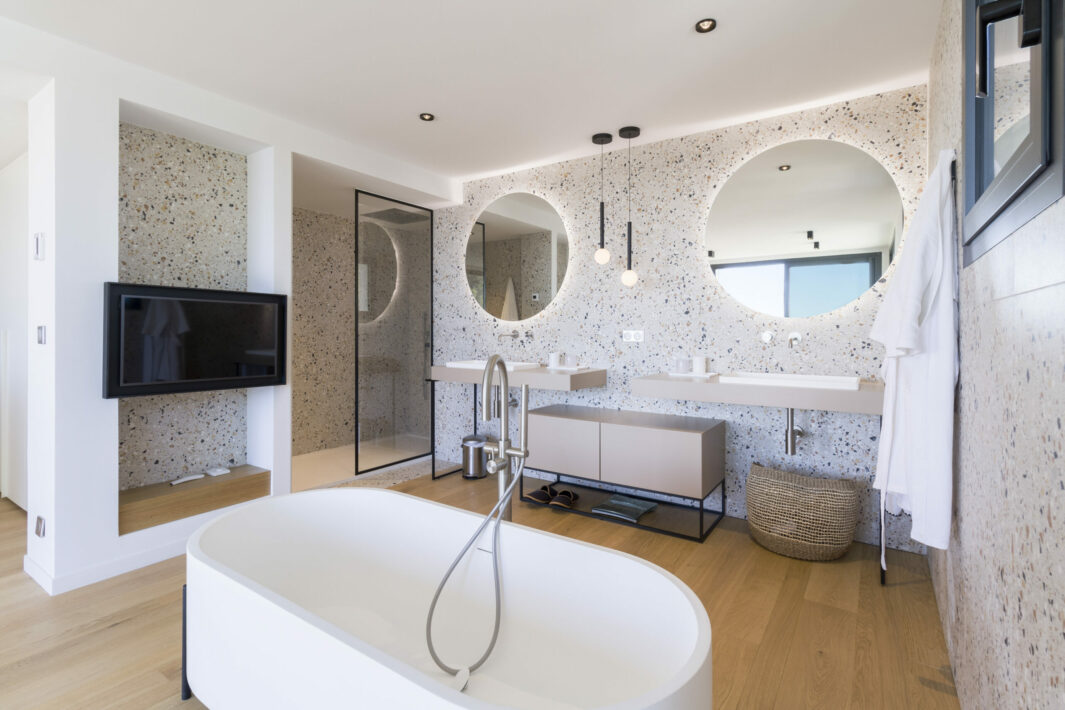 Hydropolis - Custom-built bathroom opening onto the master bedroom near Marseille