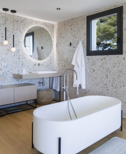 Hydropolis - Réalisation sur mesure d'une salle de bains ouverte sur la chambre parentale près de Marseille