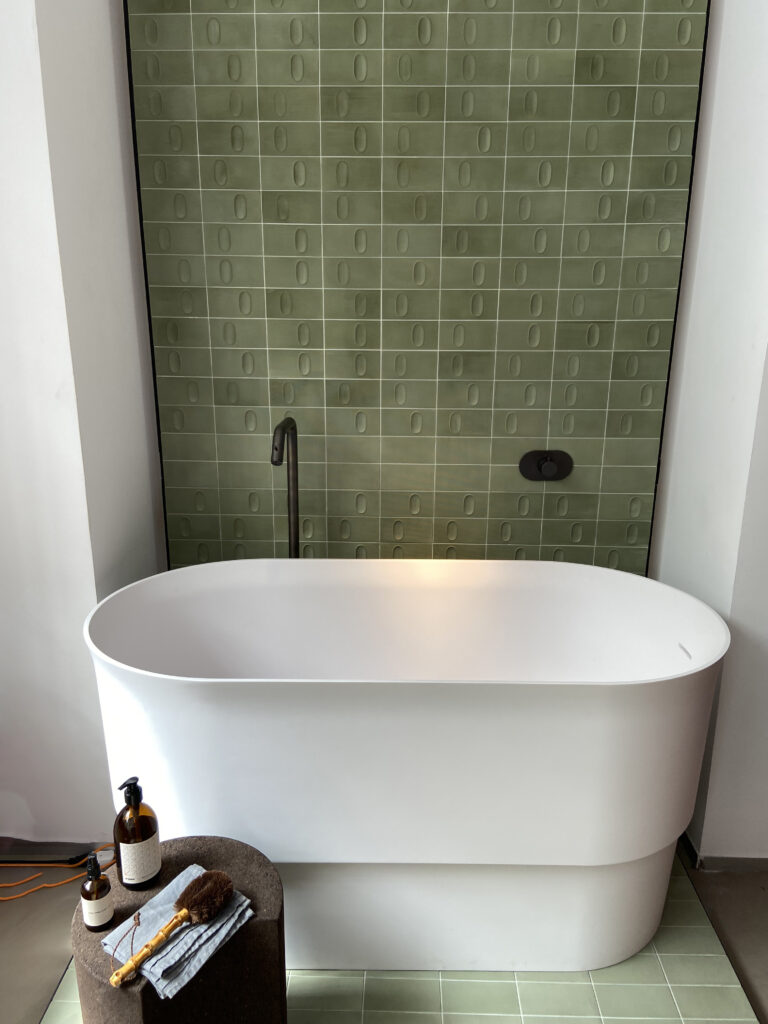 Ambiance minimaliste pour cette petite salle de bains qui a tout d'une grande. Baignoire Agape et carrelage mural Gypsum, disponibles chez Hydropolis. Ambiance minimaliste pour cette petite salle de bains qui a tout d'une grande. Baignoire Agape et carrelage mural Gypsum, disponibles chez Hydropolis.