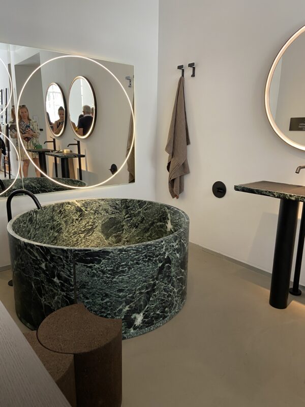 Baignoire in-out en marbre vert - Milan Design Week 2022 - Hydropolis