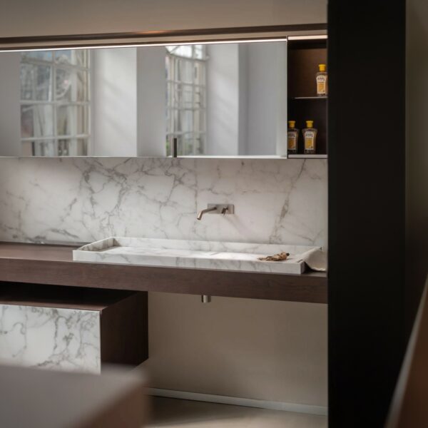Détail du lavabo semi-encastré en marbre - Agape