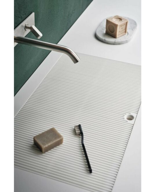Le corian®, un matériau particulièrement adapté à une utilisation dans la salle de bains - ELL_Détail du lavabo sur plan en corian®- Agape