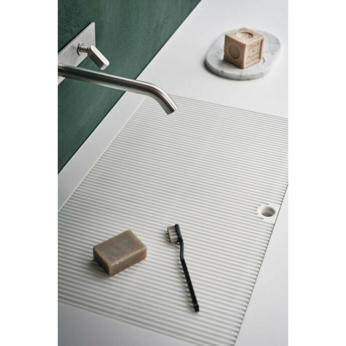 Le corian®, un matériau particulièrement adapté à une utilisation dans la salle de bains - ELL_Détail du lavabo sur plan en corian®- Agape