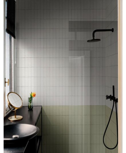 Revêtement sol_mur en grès cérame chez Marazzi_Crogiolo_Confetto teinte unie bianco et salvia_salle de bains