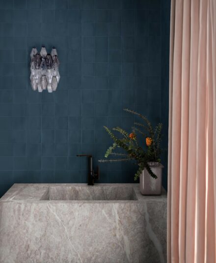 Revêtement sol_mur en grès cérame chez Marazzi_Crogiolo_Confetto teinte unie blu 10x10_salle de bains