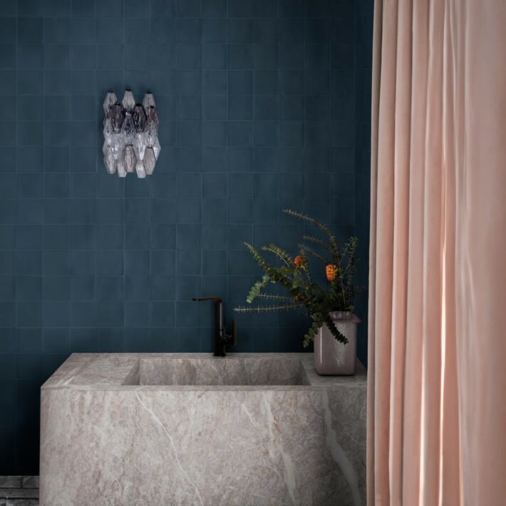 Revêtement sol_mur en grès cérame chez Marazzi_Crogiolo_Confetto teinte unie blu 10x10_salle de bains