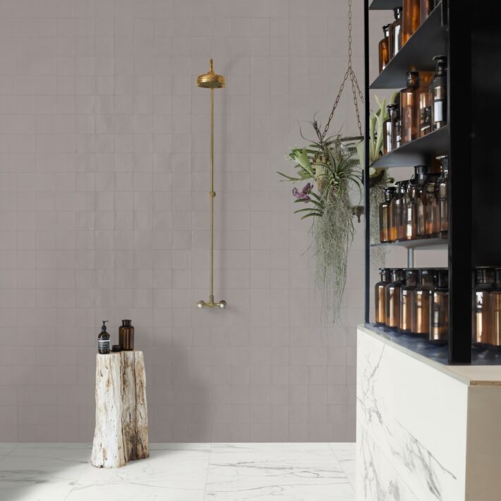 Revêtement sol_mur en grès cérame chez Marazzi_Crogiolo_Confetto teinte unie grigio 10x10_salle de bains