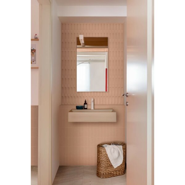 Revêtement sol_mur en grès cérame chez Marazzi_Crogiolo_Confetto teinte unie rosa et 3D savoiardo_salle de bains