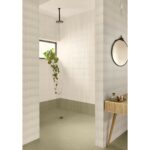 Revêtement sol_mur en grès cérame chez Marazzi_Crogiolo_Confetto unie et 3D bianco + salvia_salle de bains