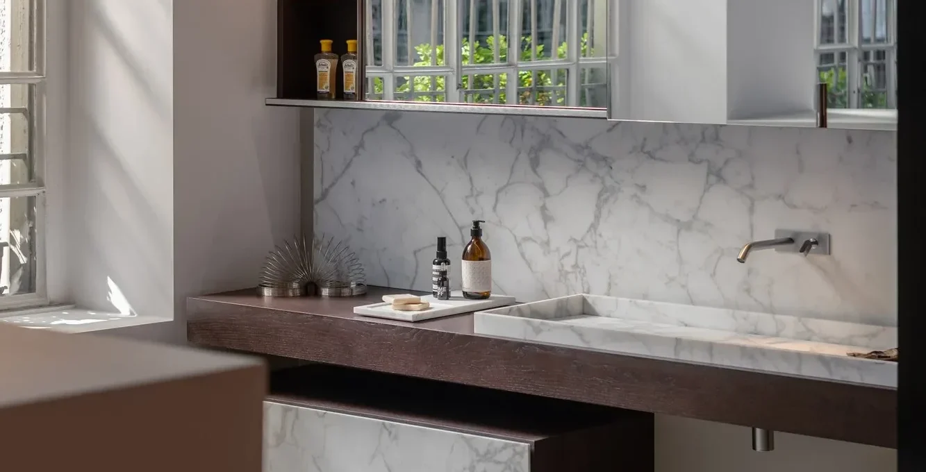 Total look Agape pour cette salle de bains avec lavabo semi-encastré 004 en marbre - Agape