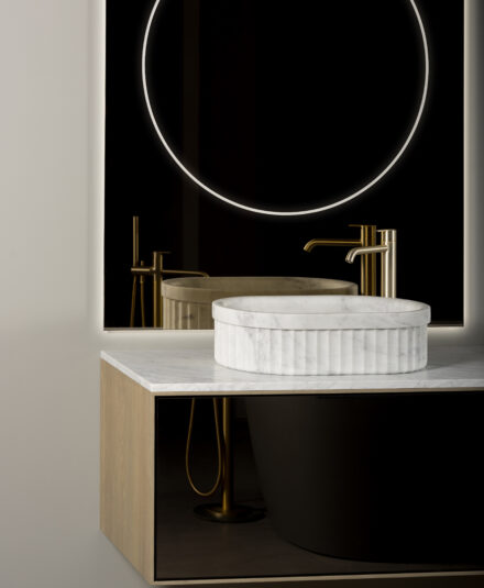 Ensemble de salle de bains - Collection Heritage - Vasque ovale à poser en marbre de carrare - meuble suspendu façades miroir en bronze - chez Hydropolis