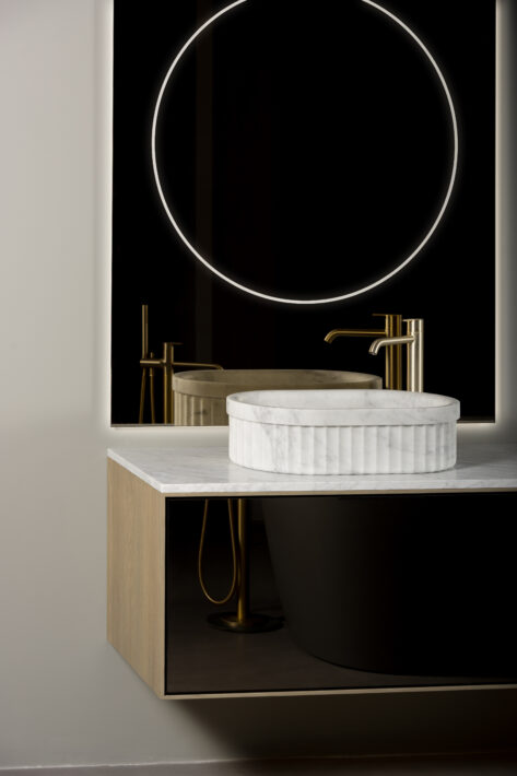 Ensemble de salle de bains - Collection Heritage - Vasque ovale à poser en marbre de carrare - meuble suspendu façades miroir en bronze - chez Inbani_2