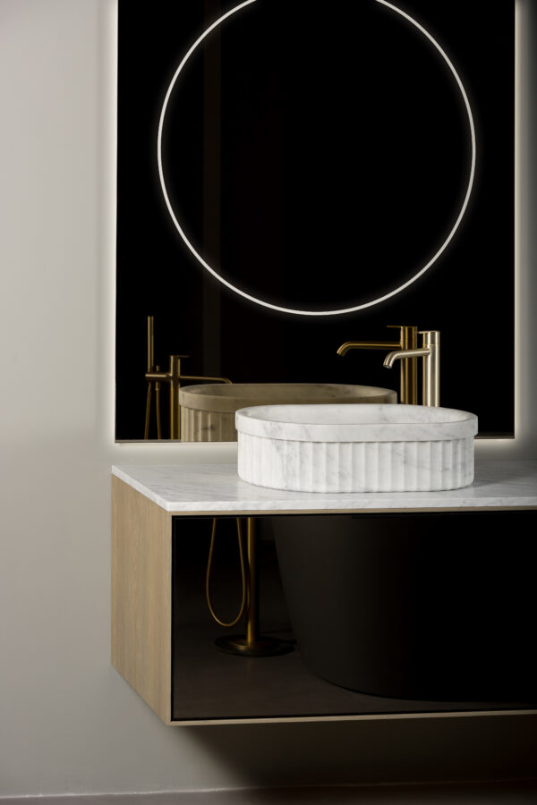 Ensemble de salle de bains - Collection Heritage - Vasque ovale à poser en marbre de carrare - meuble suspendu façades miroir en bronze - chez Hydropolis